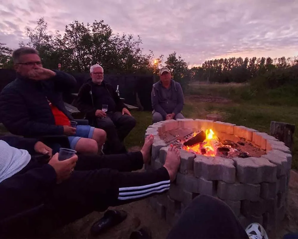 Campingvogne på græsplænen ved Hummingen Camping